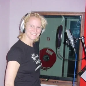 Bettina in de vocalbooth van de SAE studio